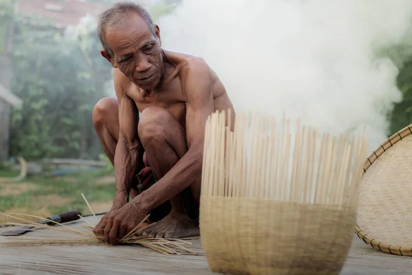 Old man and baskets. — Stockfoto