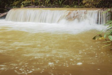 Yağmur mevsiminde şelale ile güzel.