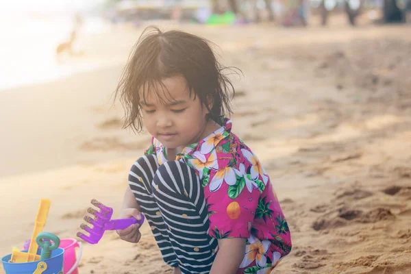 Barn Till Thailand Spelar Leksak Stranden — Stockfoto
