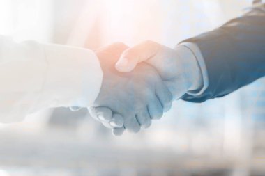 Karşılıklı iş anlaşması için el sıkışma.