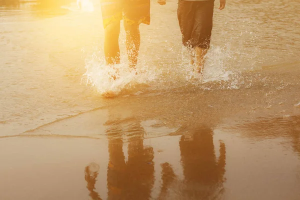 太陽の光で海を走っている男の子 — ストック写真