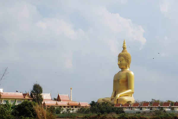 Buddha Nel Tempio Della Campagna Con Cielo — Foto Stock