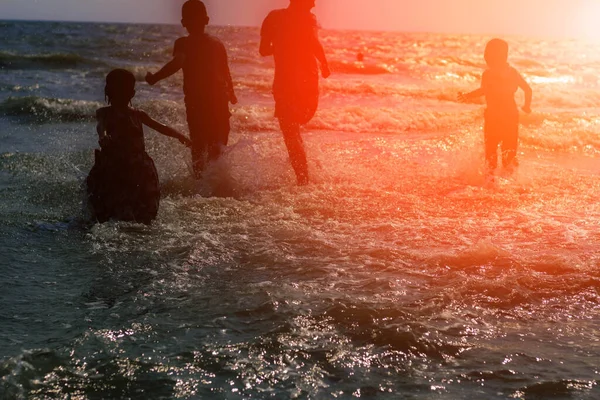 Groep Kinderen Spelen Gelukkig Aan Zee — Stockfoto