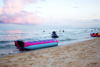 Muz teknesi kumsalda Gökyüzü ile.