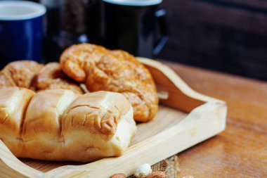 Masadaki tahta tepside ekmek..