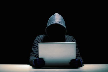 Bilgisayar korsanları siyah arkaplanı olan bilgisayar verilerini çalıyorlar.