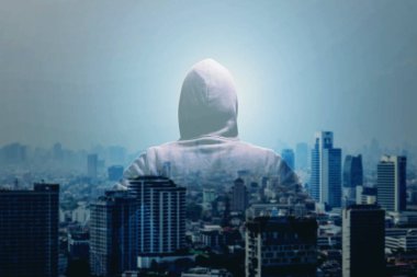 Şehri işgal etme fikri olan bir bilgisayar korsanı..