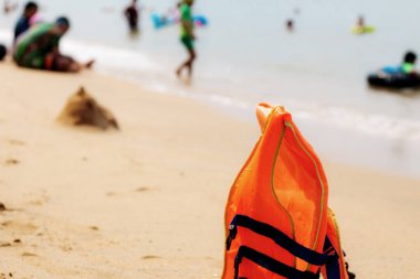 Deniz kıyısındaki kumsalda can yeleği.
