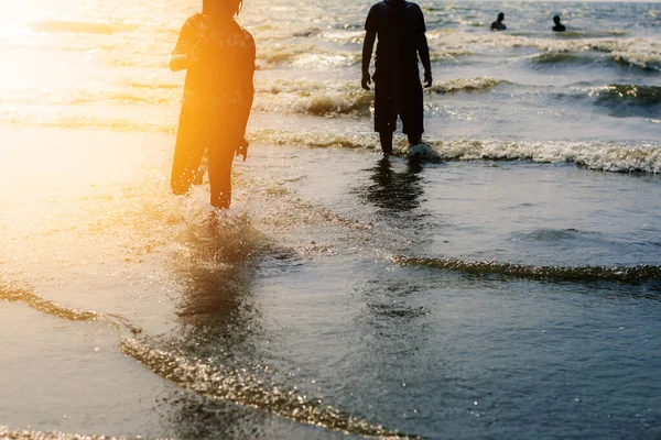 Barnen Leker Vid Havet Med Solnedgången — Stockfoto