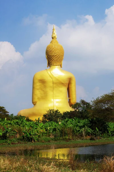 Arany Buddha Vidéken Éggel — Stock Fotó