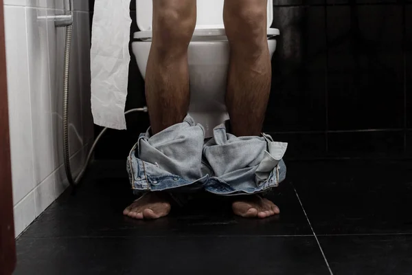 Junger Mann Steht Hause Badezimmer — Stockfoto