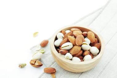 Beyaz arka planda badem..