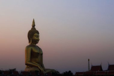 Buddha ile gökyüzünde bir akşam.