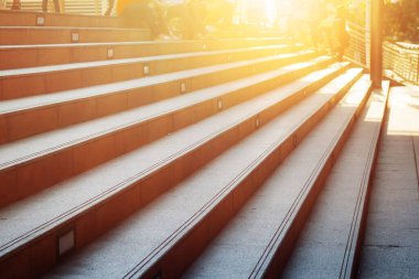 Gün batımlı şehre giden merdiven..