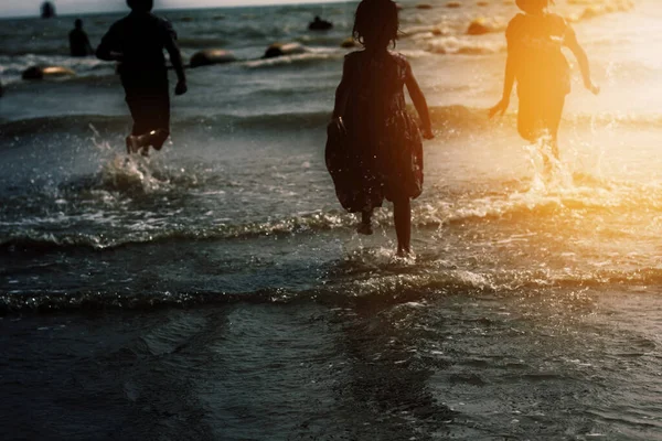 Barn Med Solnedgång Vid Havet — Stockfoto