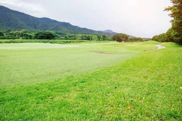 Campo Golfe Com Natureza Montanha Céu — Fotografia de Stock