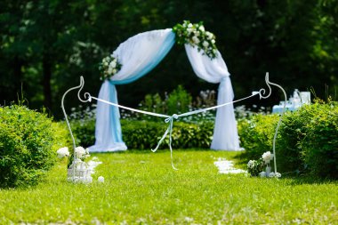 Güzel düğün töreni parkta, yaz