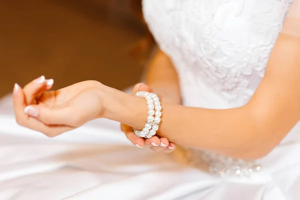 Jeweler bracelet on the brides hand — Stock Photo, Image