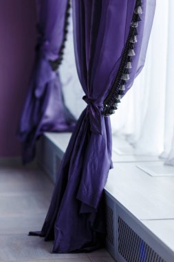 Mor perdeler geniş pencere pervazına penceresiyle birlikte. Gün ışığı,
