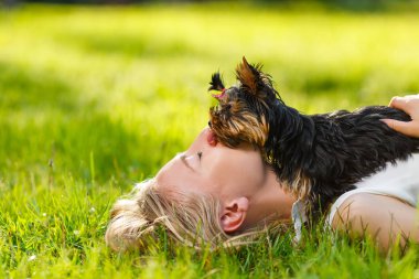 Köpek ve onun sahibi - serin köpek ve eğlenceli bir parkta - kavramları dostluk, Evcil Hayvan, beraberlik genç kadın