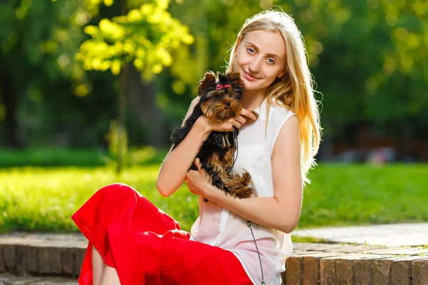 Perro y su dueño - Perro fresco y mujeres jóvenes divirtiéndose en un parque - Conceptos de amistad, mascotas, unión —  Fotos de Stock