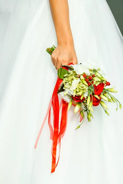 Sposa in un vestito bianco con un mazzo nuziale in mani — Foto Stock