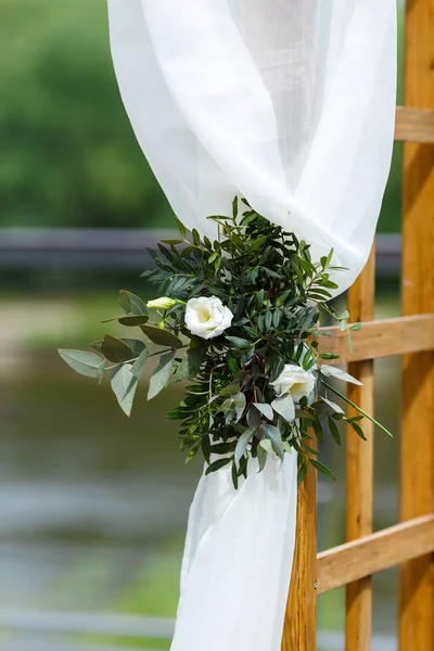 Gebied van de huwelijksceremonie in de buurt van de rivier op de pier. Houten rect — Stockfoto