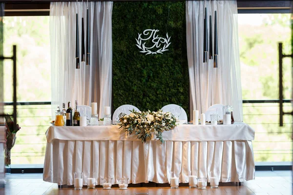 A modern banquet hall decorated with floristry. Wedding table de