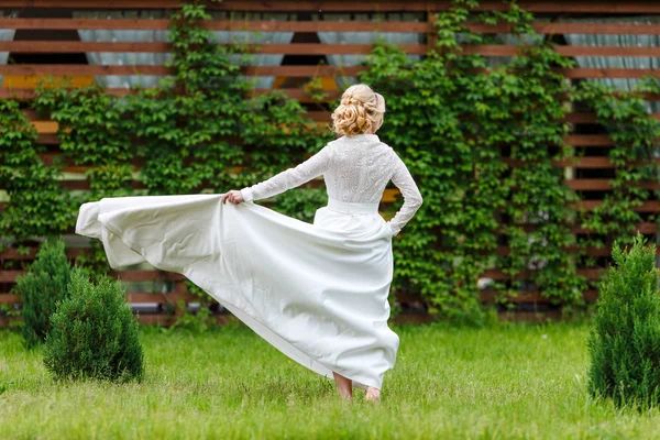 Молодая блондинка невеста в красивом белом платье с кружевом назад дан — стоковое фото