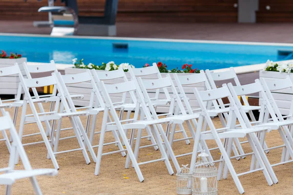 Свадебные белые стулья. Место перед местом проведения свадебной церемонии — стоковое фото