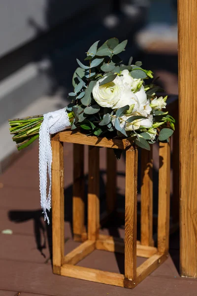 Красивый современный свадебный букет лежит на деревянной коробке — стоковое фото