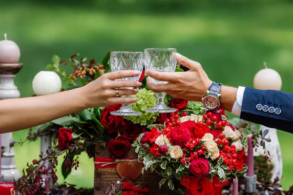 Nowożeńcy trzyma okulary szampana dla toast w rękach odkryty — Zdjęcie stockowe