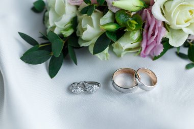 Alyans ve yalan değerli taşlar ile beyaz altın küpe 