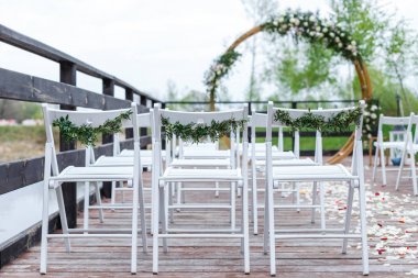 Alanı ormandaki nehir iskeleye yakın düğün töreni. 