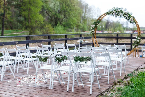 Площадь свадебной церемонии в лесу, возле реки на пирсе . — стоковое фото