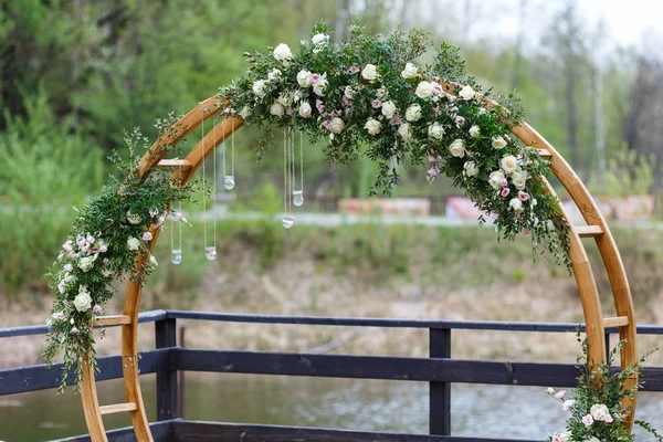 Gebied van de huwelijksceremonie in bos, dichtbij de rivier op de pier. — Stockfoto