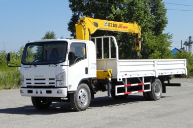 Sarı Vinç kolu ile beyaz Isuzu flatbed kamyon Park - Rusya, Moskova'da 30 Ağustos 2016 olduğunu.