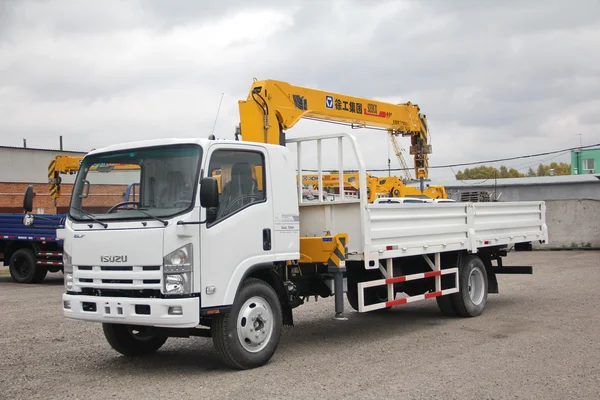 Sarı Vinç kolu ile beyaz Isuzu flatbed kamyon Park - Rusya, Moskova'da 30 Eylül 2016 olduğunu.