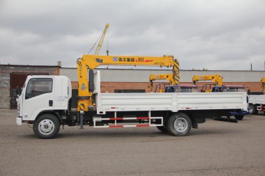 Sarı Vinç kolu ile beyaz Isuzu flatbed kamyon Park - Rusya, Moskova'da 30 Eylül 2016 olduğunu.