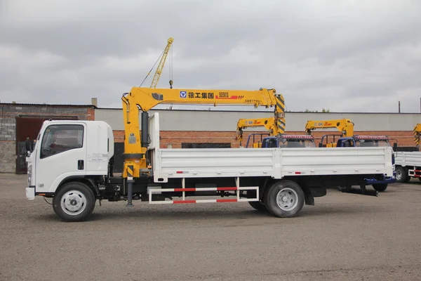 Sarı Vinç kolu ile beyaz Isuzu flatbed kamyon Park - Rusya, Moskova'da 30 Eylül 2016 olduğunu.