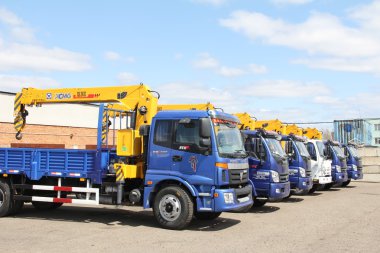 Sarı Vinç kolu ile mavi foton flatbed kamyon Park - Rusya, Moskova'da 30 Ağustos 2016 olduğunu.