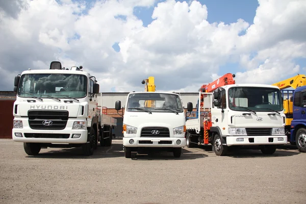 Beyaz flatbed kamyon Vinç kolu olan Park - Rusya, Moskova'da 30 Ağustos 2016