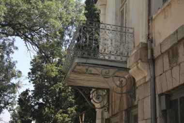 Ferforje korkuluk balkon eski harap duvar closeup bükülmüş