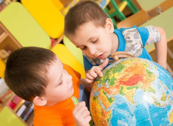 Portret Van Een Vrolijk Lachende Kinderen Heldere Multi Gekleurde Kleding — Stockfoto