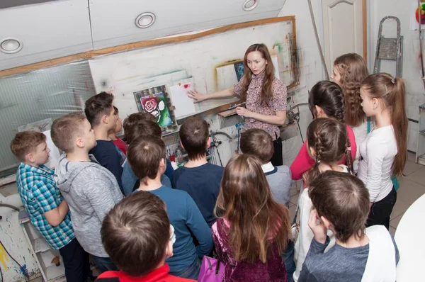 Grupa dzieci dziewczat malowania aerografem kolorowych zdjęć w studiu Martyny Jakubowicz - Rosja, Moskwa - 24 stycznia 2016 — Zdjęcie stockowe