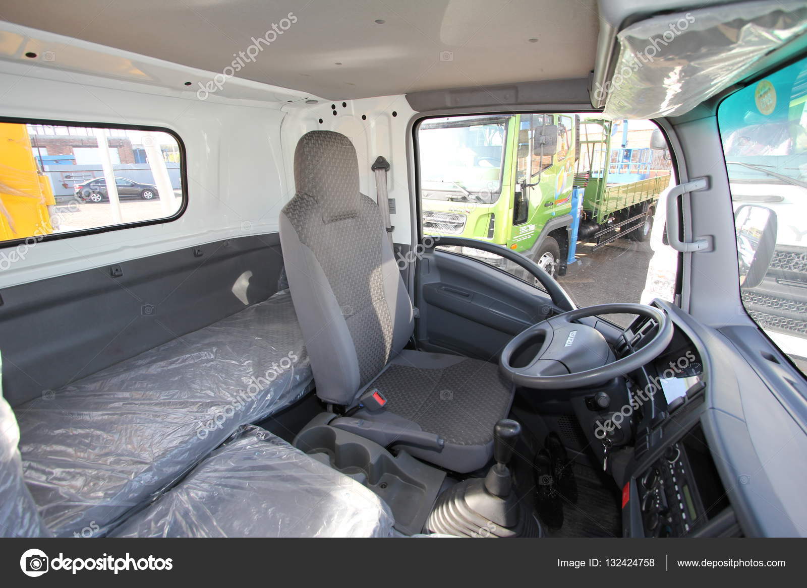 het interieur van de cabine van de vrachtwagen Isuzu inside ... het interieur van de cabine van de vrachtwagen Isuzu inside ...