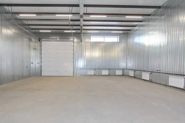 空駐車場ガレージ、倉庫の内部で大きな白い門、内窓 — ストック写真