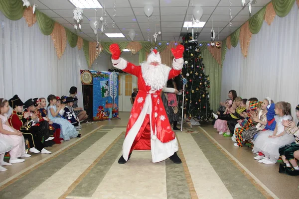 Les Petits Enfants Ressemblent Père Noël Dansant Pendant Les Vacances — Photo