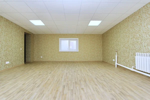 Interior empty office light room with green wallpaper unfurnished in a new building — Stock Photo, Image