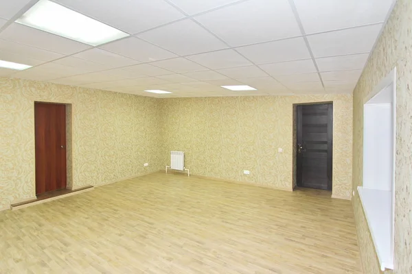 Interior empty office light room with green wallpaper unfurnished in a new building — Stock Photo, Image